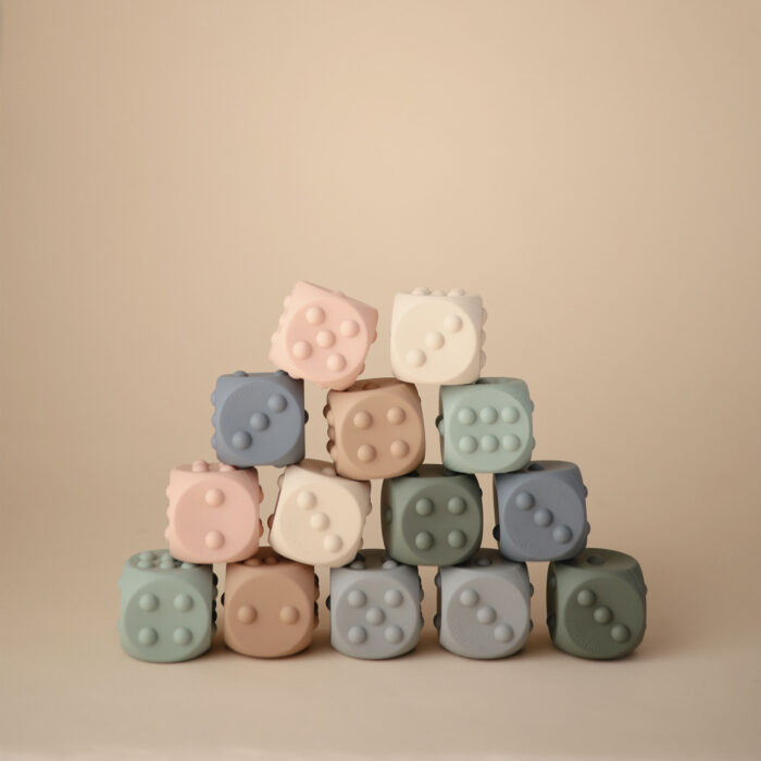 Mushie-silikonove-kocky-pyramida-square