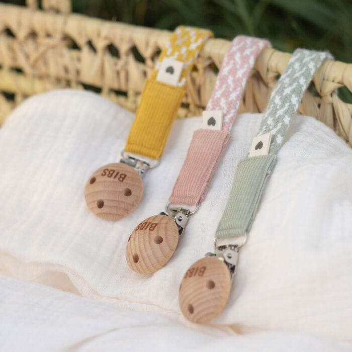 BIBS-Paci-Braid-klip-na-cumlik-blush-sage-mustard-detail-square
